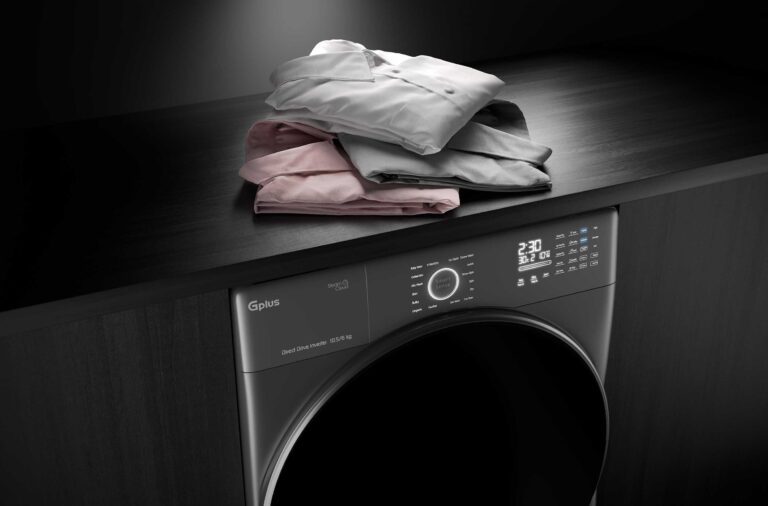 تصویر تبلیغاتی سه‌بعدی لباسشویی جی‌پلاس با شلوار تا شده روی سطح
Photorealistic 3D rendering of GPLUS washing machine with folded clothes